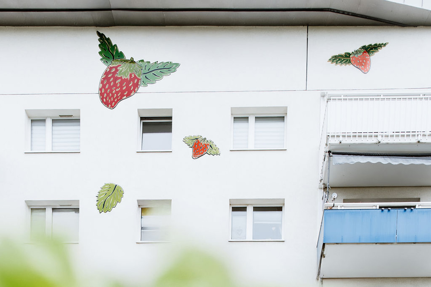 „Willkommens-Erdbeeren“ an GWW-Fassaden