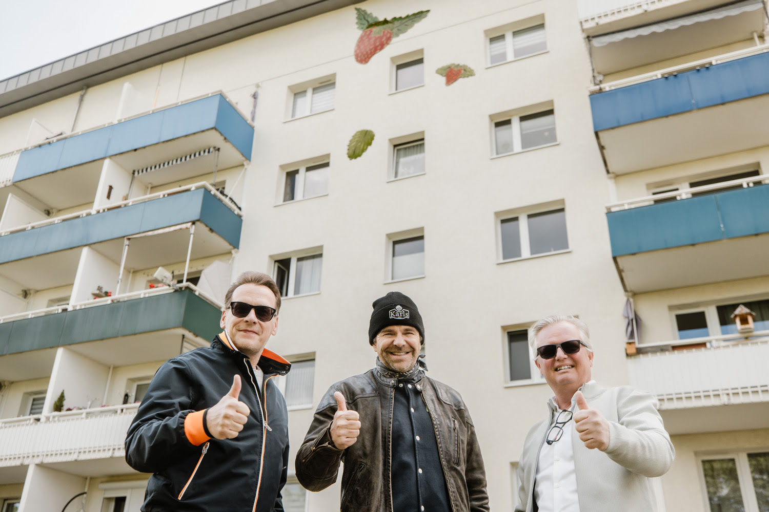 Künstler Moritz Götze und GWW-Geschäftsführer Christian Zeigermann vor den neuen Motiven.